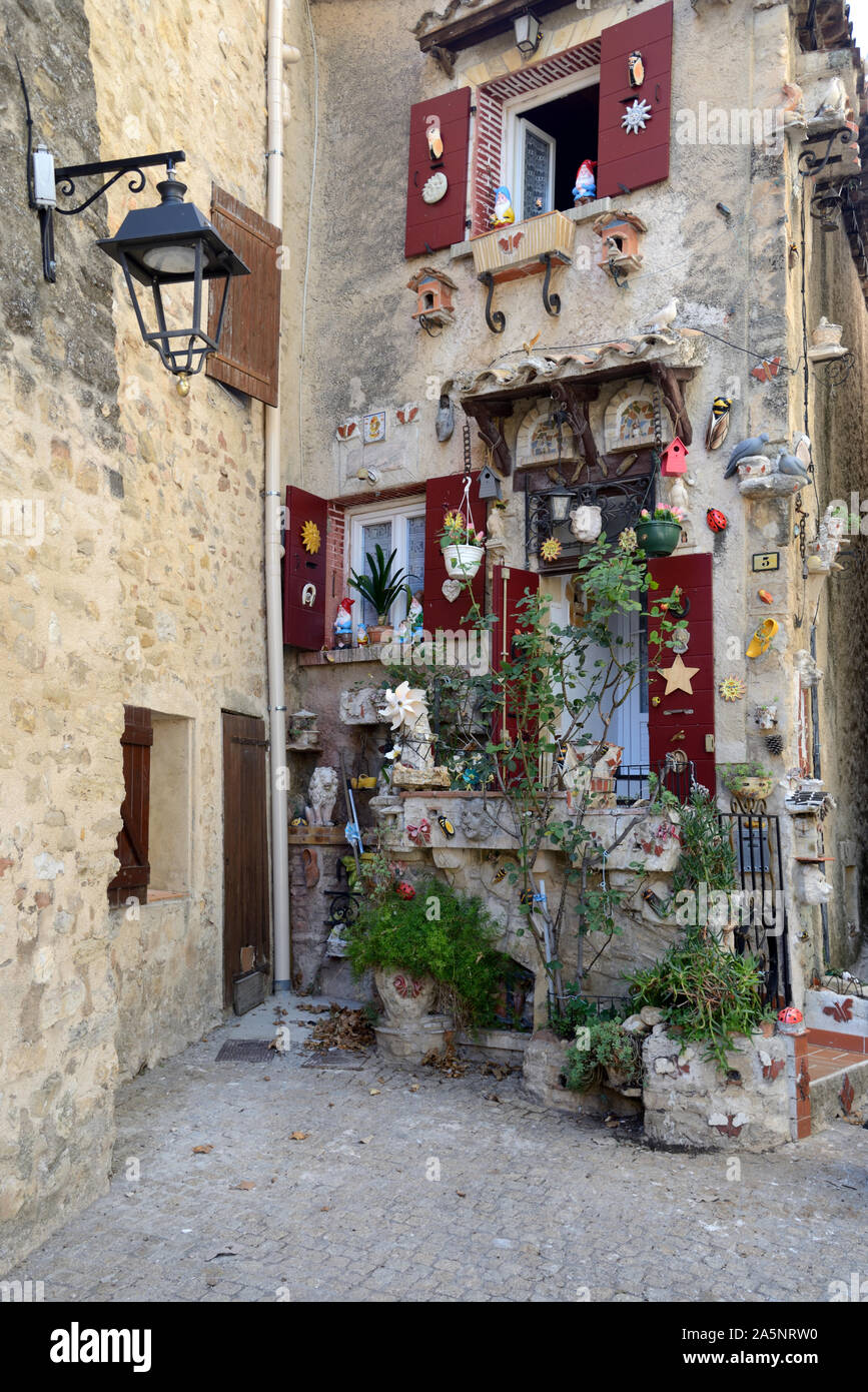 Casa de pueblo con inusual fachada decorada en Beaumont-de-Pertuis parque regional de Luberon Vaucluse Provence Francia Foto de stock