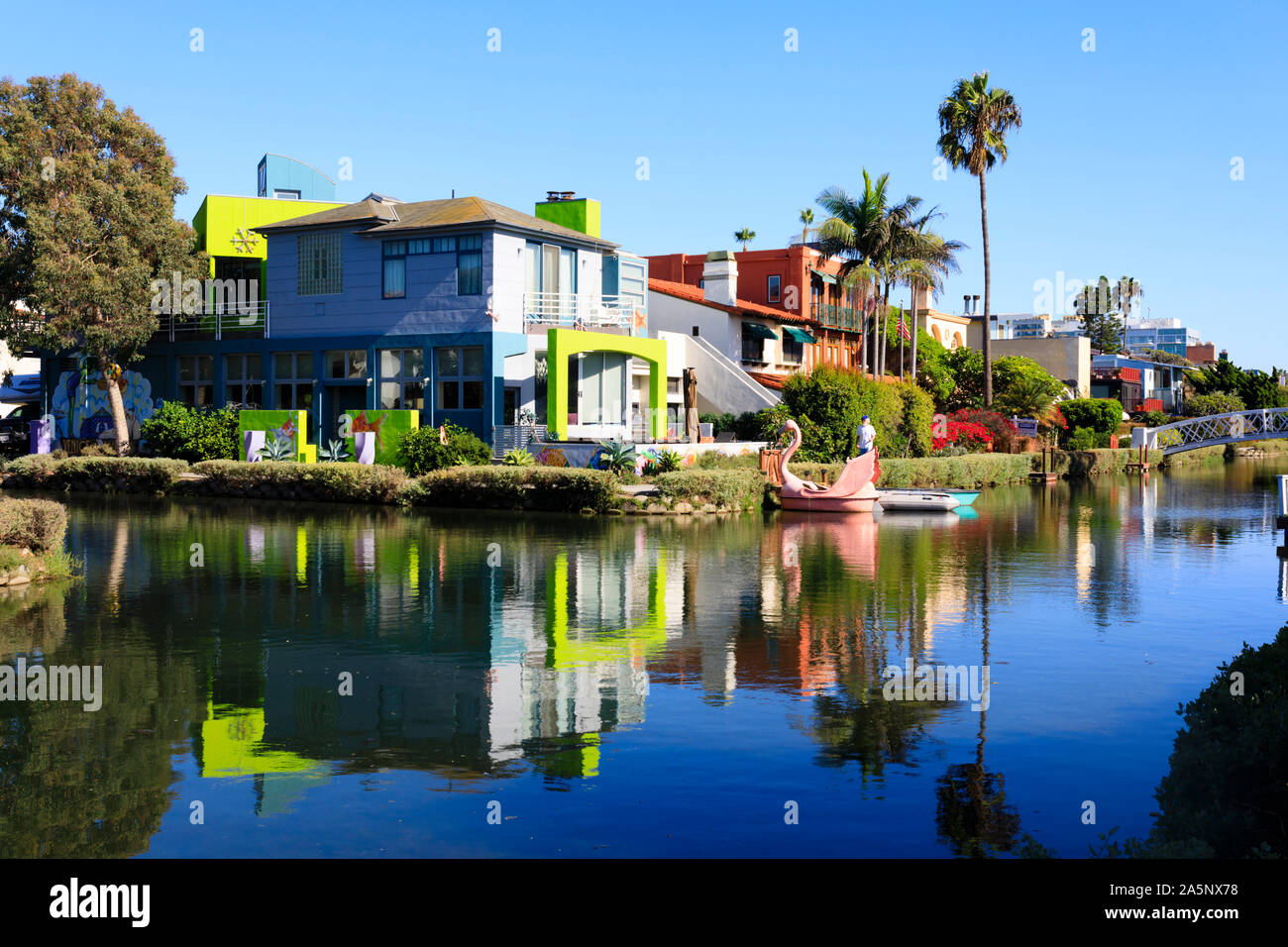 Casas en Grand Canal, Canal de Venecia distrito histórico, Santa Monica, Los Angeles, California, Estados Unidos de América. Ee.Uu.. Octubre de 2019 Foto de stock