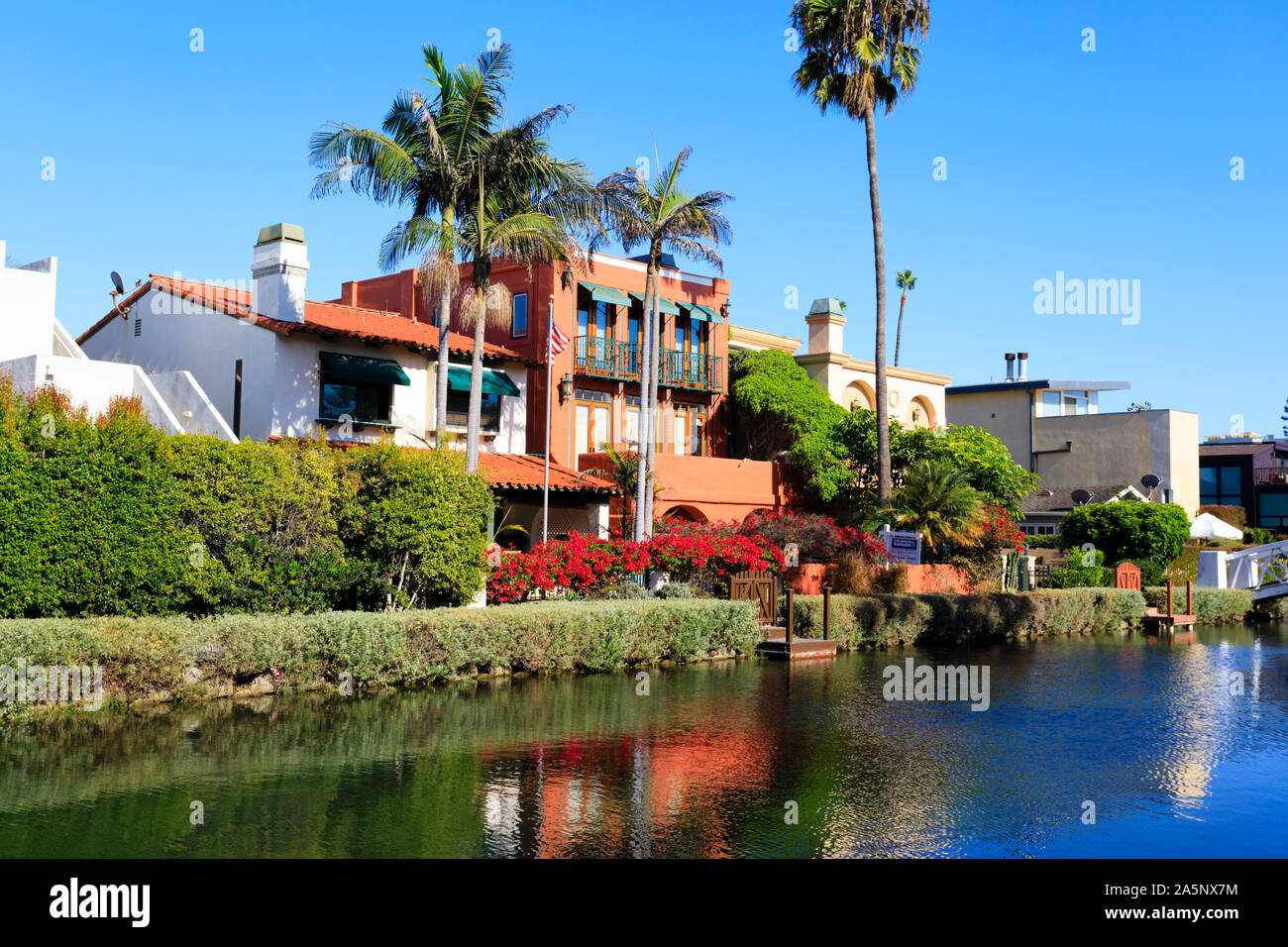 Casas en Grand Canal, Canal de Venecia distrito histórico, Santa Monica, Los Angeles, California, Estados Unidos de América. Ee.Uu.. Octubre de 2019 Foto de stock