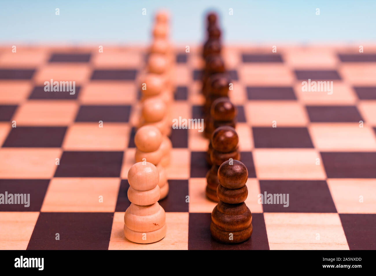 Los dos opuestos line-up de los peones sobre el tablero de ajedrez Foto de stock