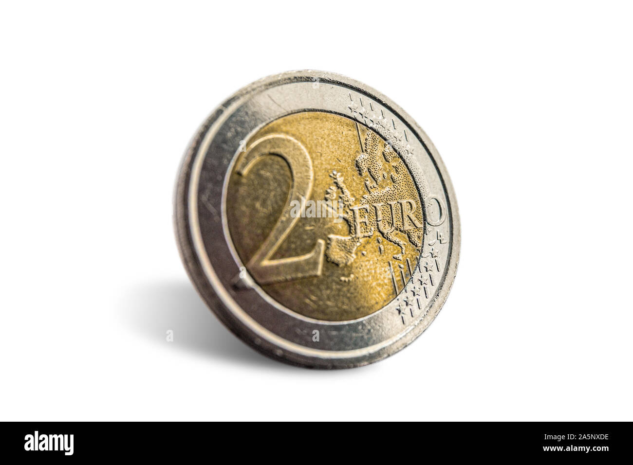 Cerca de una moneda de 2 euros. Aislado, el corte. Foto de stock