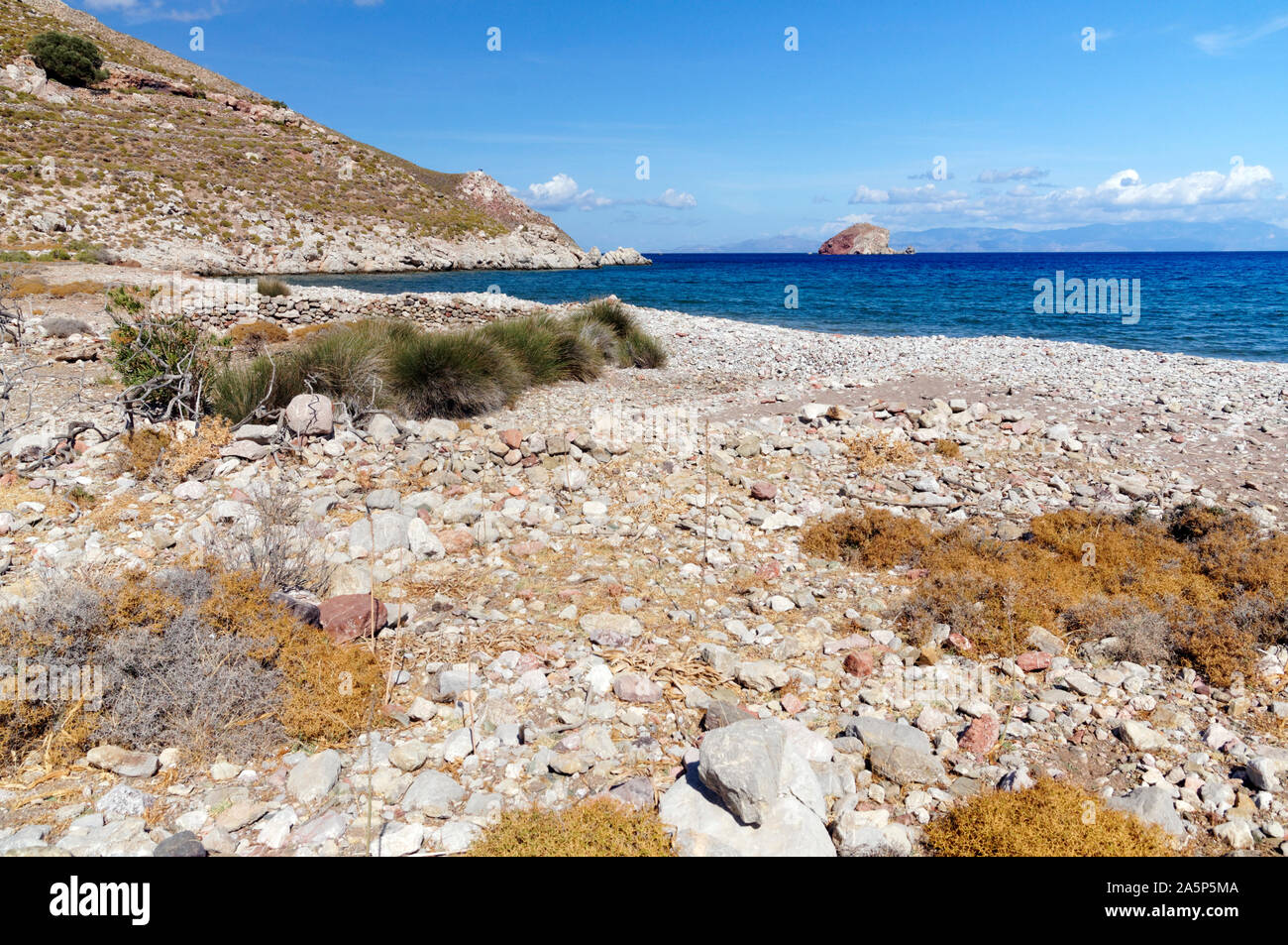 Playa Lethra, tilos, islas del Dodecaneso, en el sur del Mar Egeo, en Grecia. Foto de stock