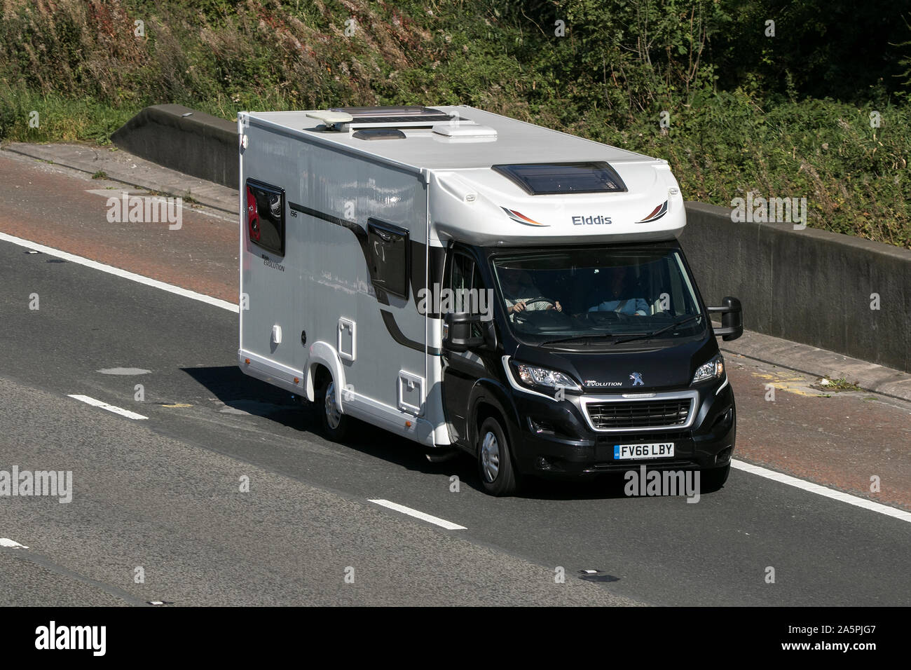 Peugeot autocaravana Caravana viaja por la autopista M61 cerca de Manchester, Reino Unido Foto de stock