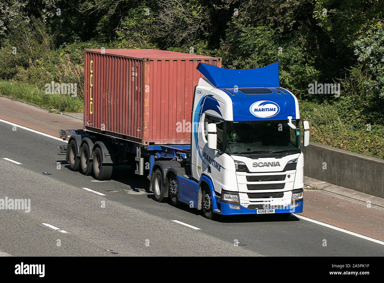 Transporte marítimo distribución scania viajando por la autopista M61 cerca de Manchester, Reino Unido Foto de stock