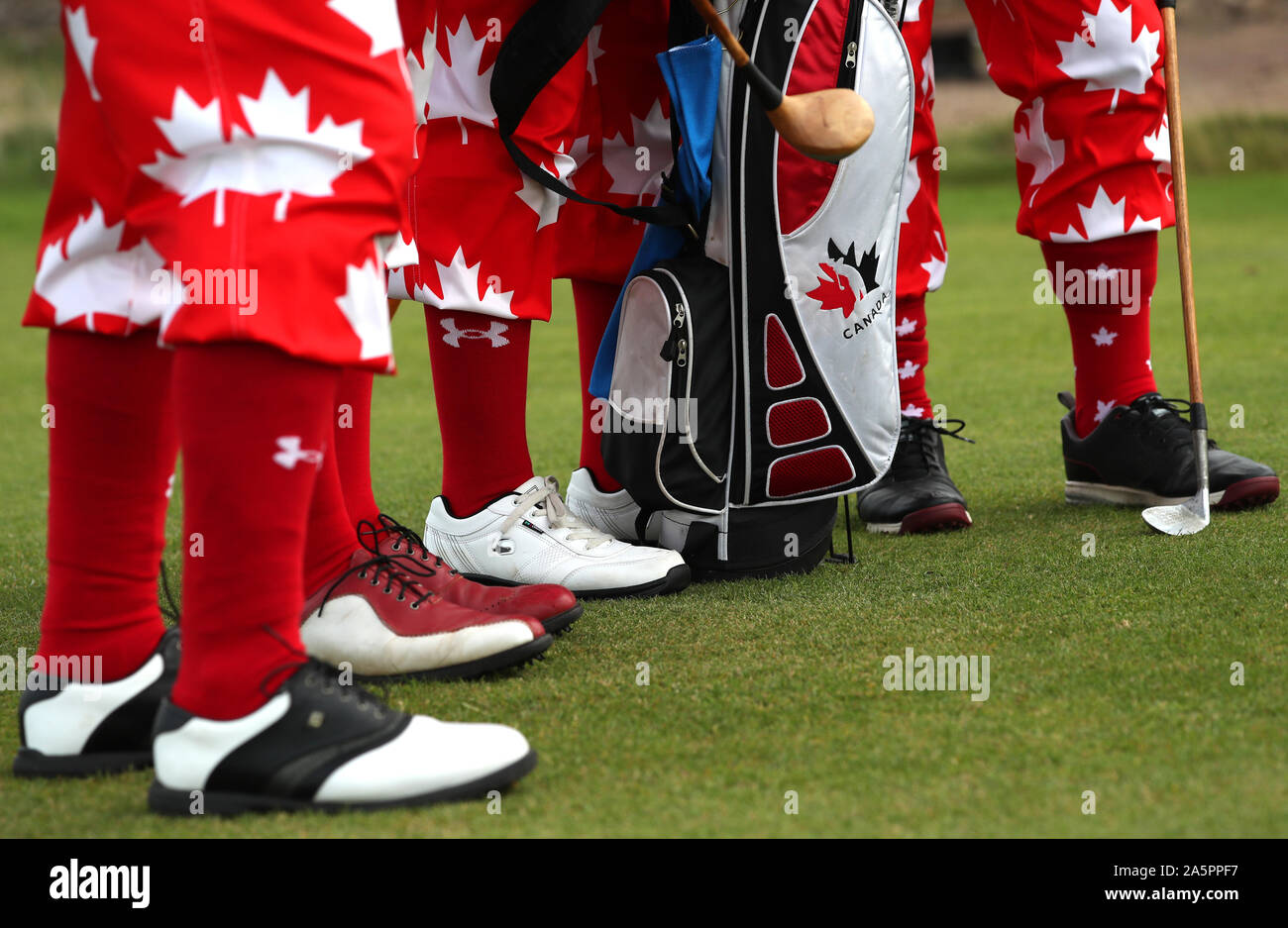 Los jugadores de Toronto, camine por el primer orificio durante el Campeonato Mundial de Hickory abierto en Kilspindie Golf Club, Aberlady, East Lothian. Foto de stock
