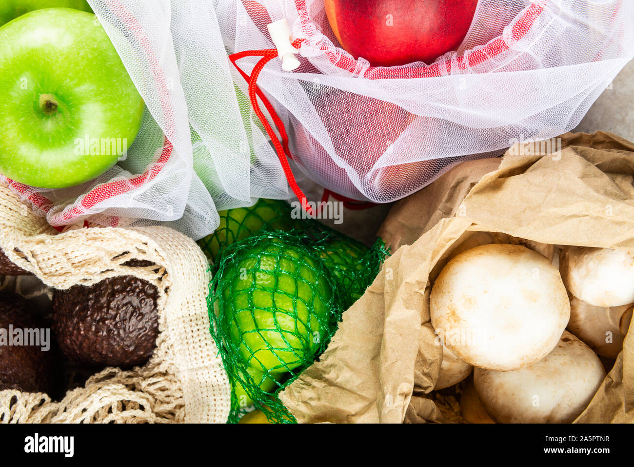 Los diferentes tipos de bolsas de malla para la alimentación con frutas y  verduras, ecológico cero residuos y decir no a los conceptos de plástico  Fotografía de stock - Alamy