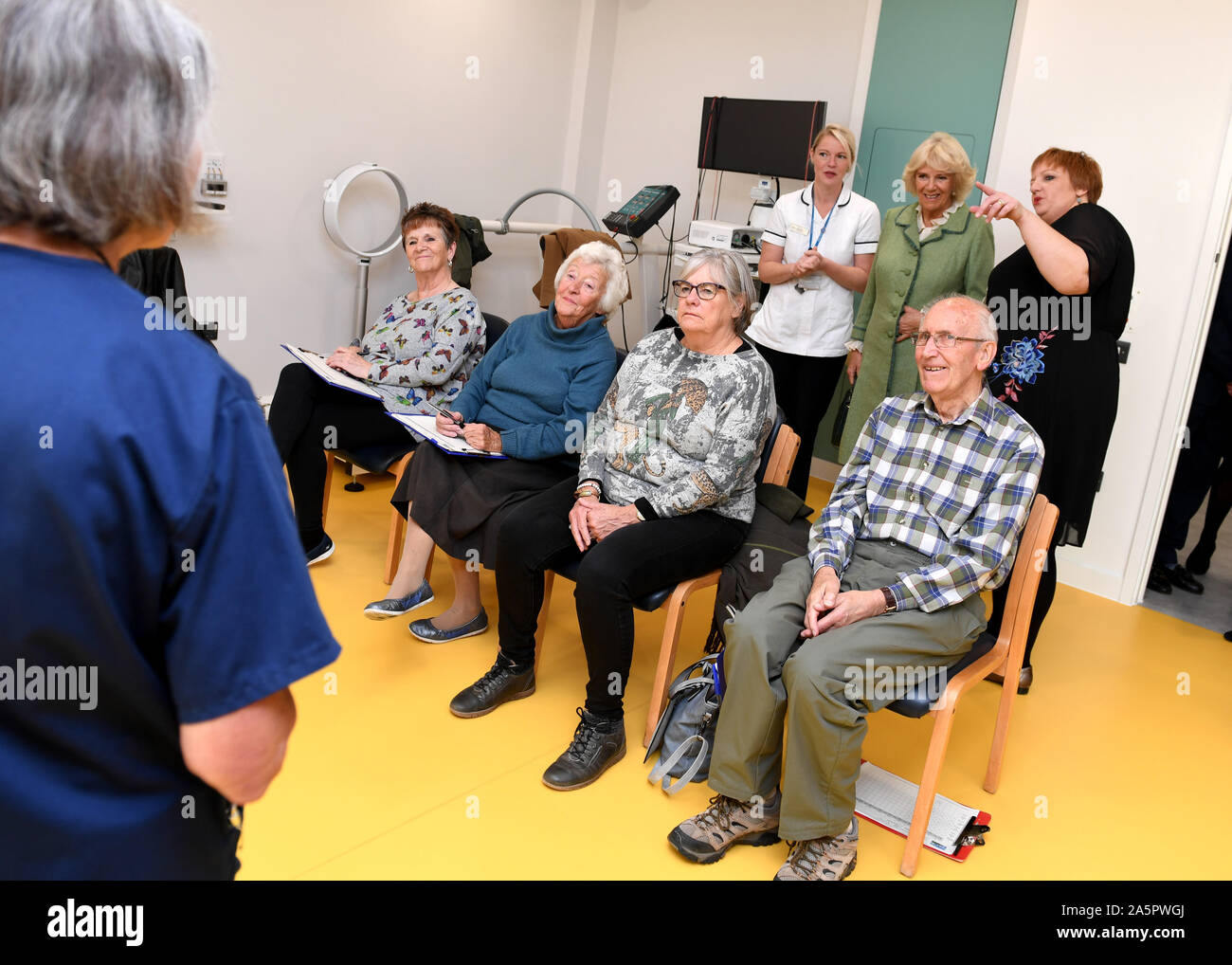 La duquesa de Cornualles, Presidente de la Real Sociedad de osteoporosis y Patrono de Versus artritis, durante una visita a Royal United Hospital Bath (RUH), donde inauguró la nueva Royal National Hospital para enfermedades reumáticas (Brownsword RNHRD) y centro de terapias. Foto de stock