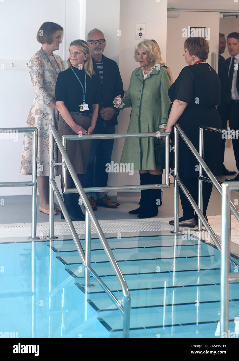 La duquesa de Cornualles, Presidente de la Real Sociedad de osteoporosis y Patrono de Versus artritis, mira alrededor de la piscina de hidroterapia durante una visita al Royal United Hospital Bath (RUH), donde inauguró la nueva Royal National Hospital para enfermedades reumáticas (Brownsword RNHRD) y centro de terapias. Foto de stock