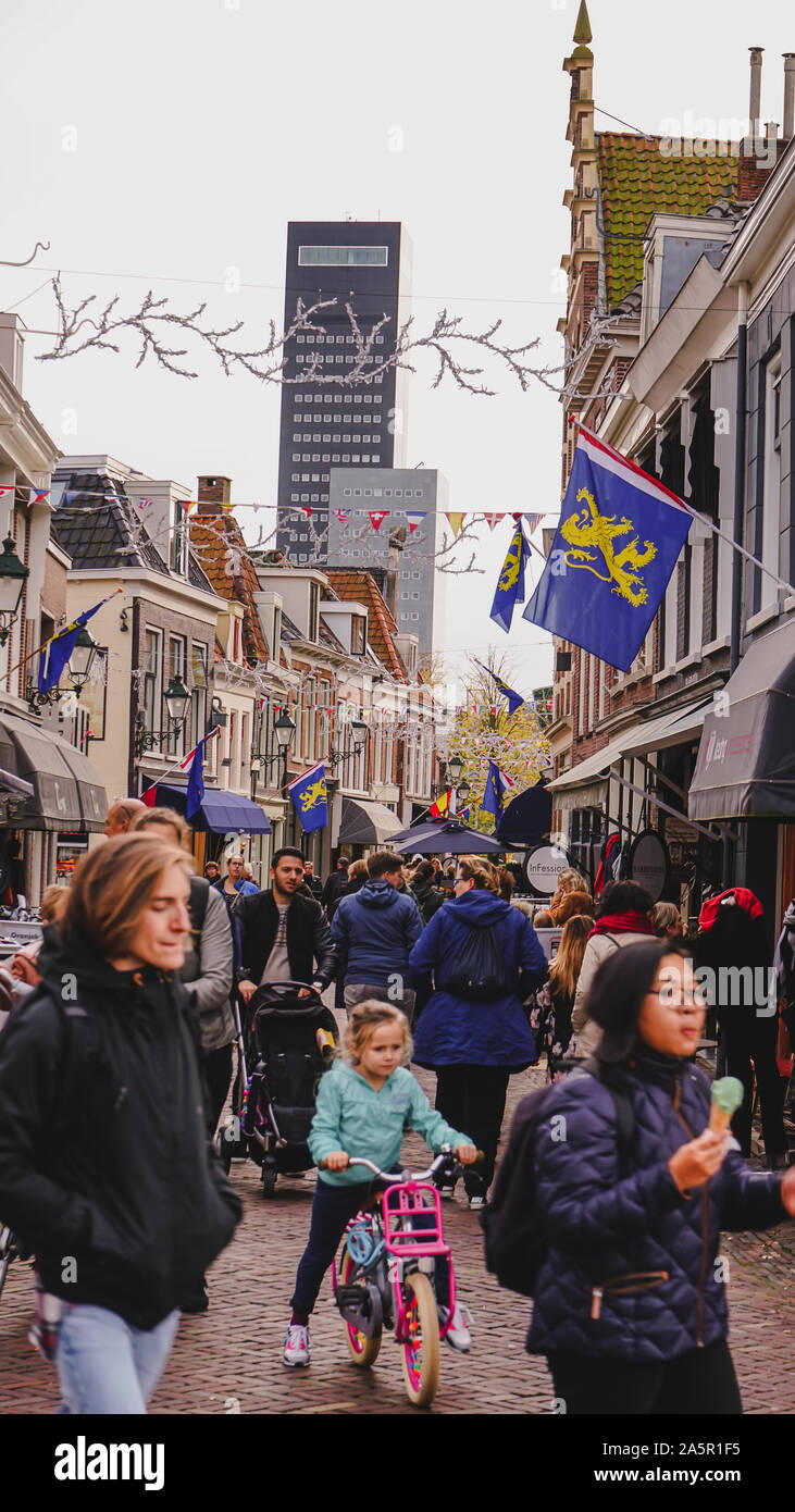 Leeuwarden, Países Bajos - 19 de octubre de 2019 : Shopping street, "Kleine Kerkstraat' en Leeuwarden es la capital de la provincia de Frisia, Países Bajos Foto de stock
