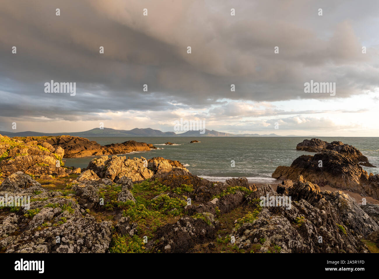 Vista de la península de llyn Ynys Llanddwyn en Anglesey, Gales del Norte al atardecer. Foto de stock