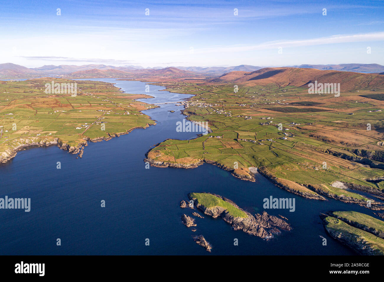 Antena Bahía Portmagee y Valentia Island, en el condado de Kerry, Irlanda Foto de stock