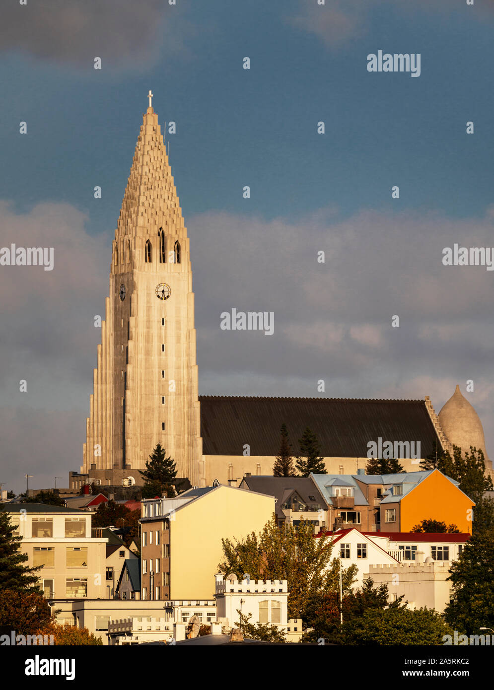 Torre de la Iglesia Hallgrimskirkja, Reykjavik, Iceland Foto de stock