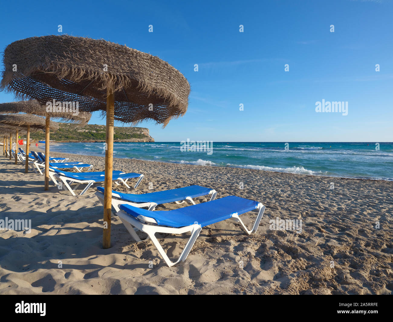Wicker sombrillas y tumbonas en la playa de Son Bou Menorca Fotografía de  stock - Alamy