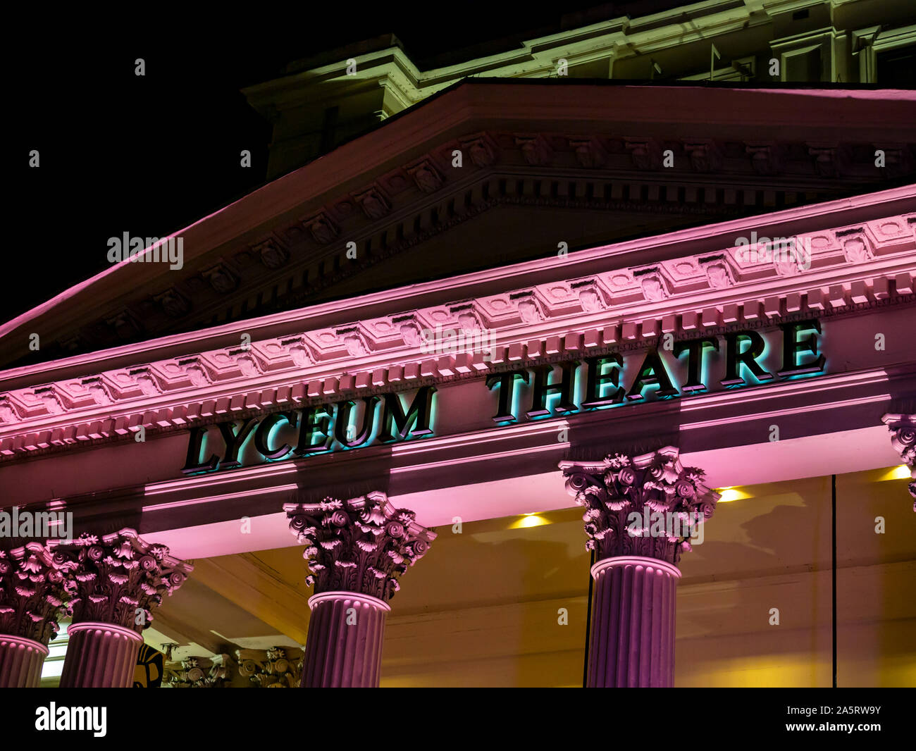 Teatro Liceo iluminado por la noche con el musical del Rey León banner, Wellington Street, Londres, Inglaterra, Reino Unido. Foto de stock