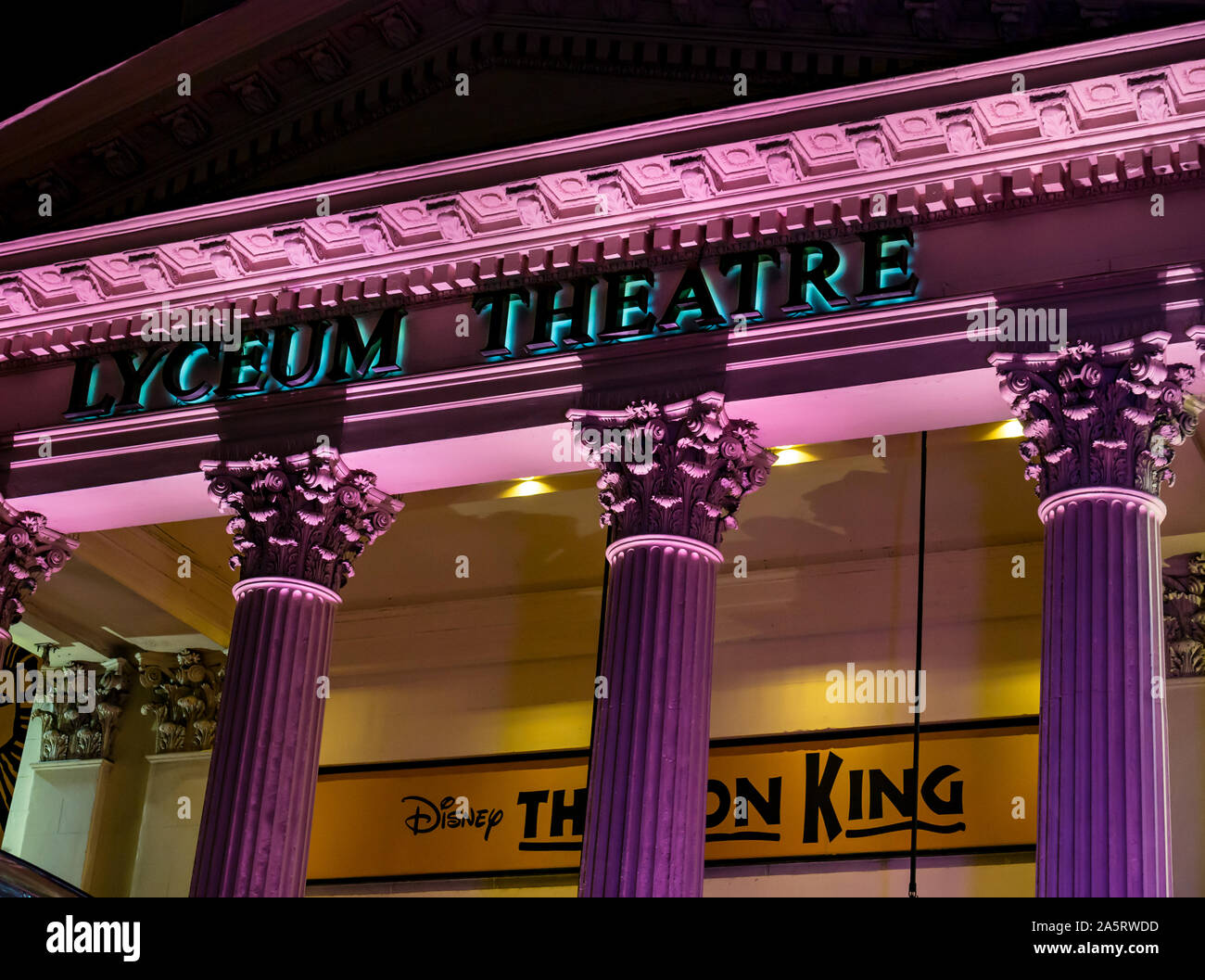 Teatro Liceo iluminado por la noche con el musical del Rey León banner, Wellington Street, Londres, Inglaterra, Reino Unido. Foto de stock