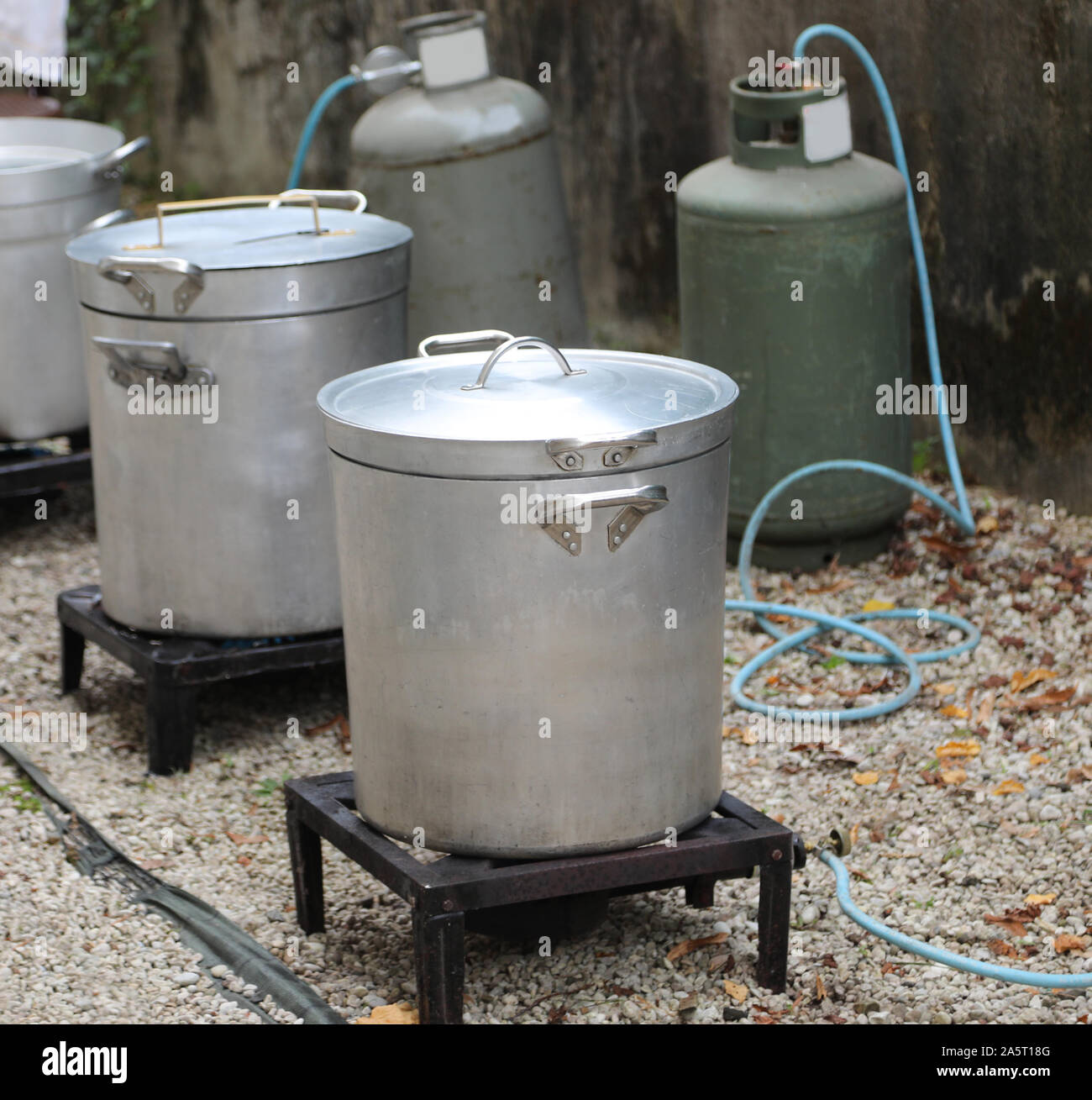 Cocina exterior con muchas grandes calderos sin gente y con tanques de gas  Fotografía de stock - Alamy