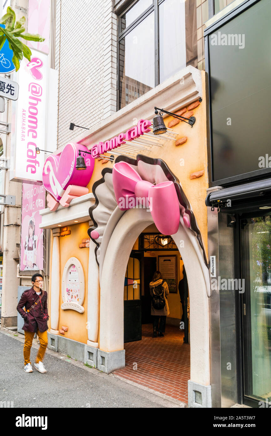 Tokio, Akihabara. Entrada @home cafe, una cafetería maid japonesa típica,  Meido kafe. Puerta exterior con pajarita fachada, entonces pasillo  interior. día Fotografía de stock - Alamy