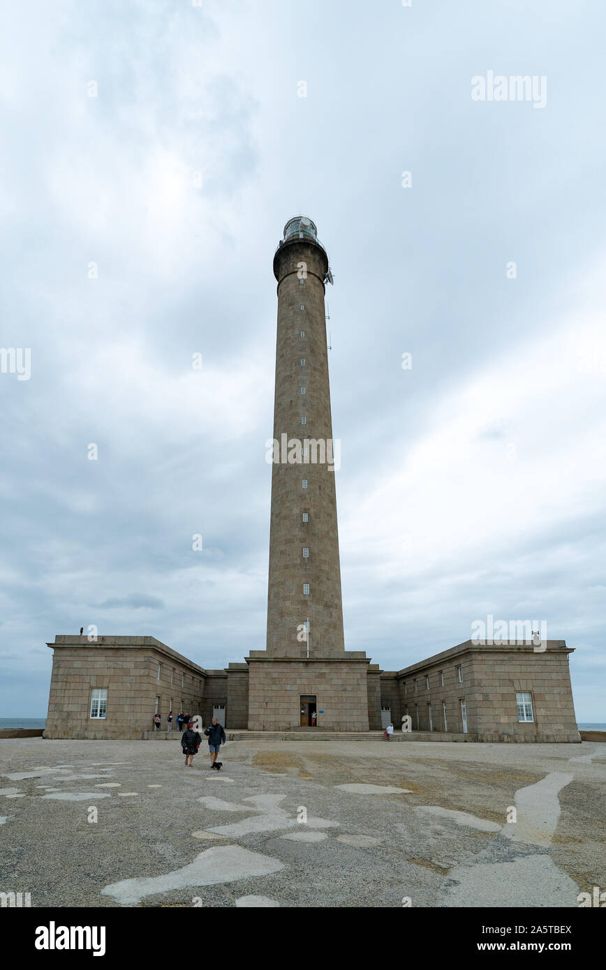 Barfleur, Manche / Francia - 16 de agosto de 2019: los turistas que visitan el faro de Gatteville y museo en un tormentoso día de verano Foto de stock