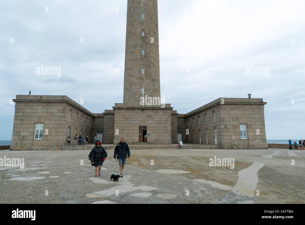 Barfleur, Manche / Francia - 16 de agosto de 2019: los turistas que visitan el faro de Gatteville y museo en un tormentoso día de verano Foto de stock