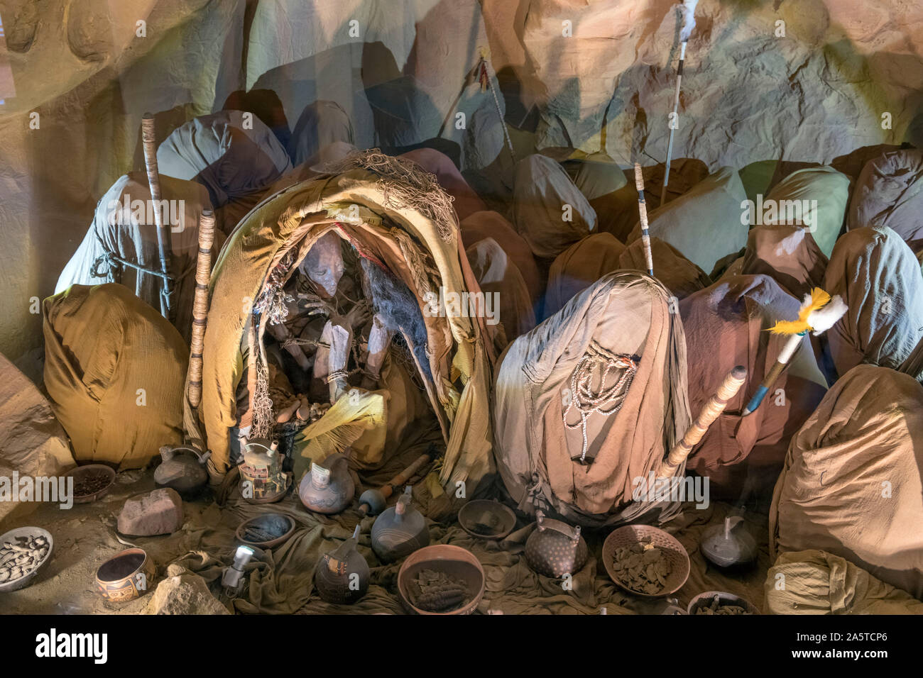 Tumbas cultura paracas fotografías e imágenes de alta resolución Alamy