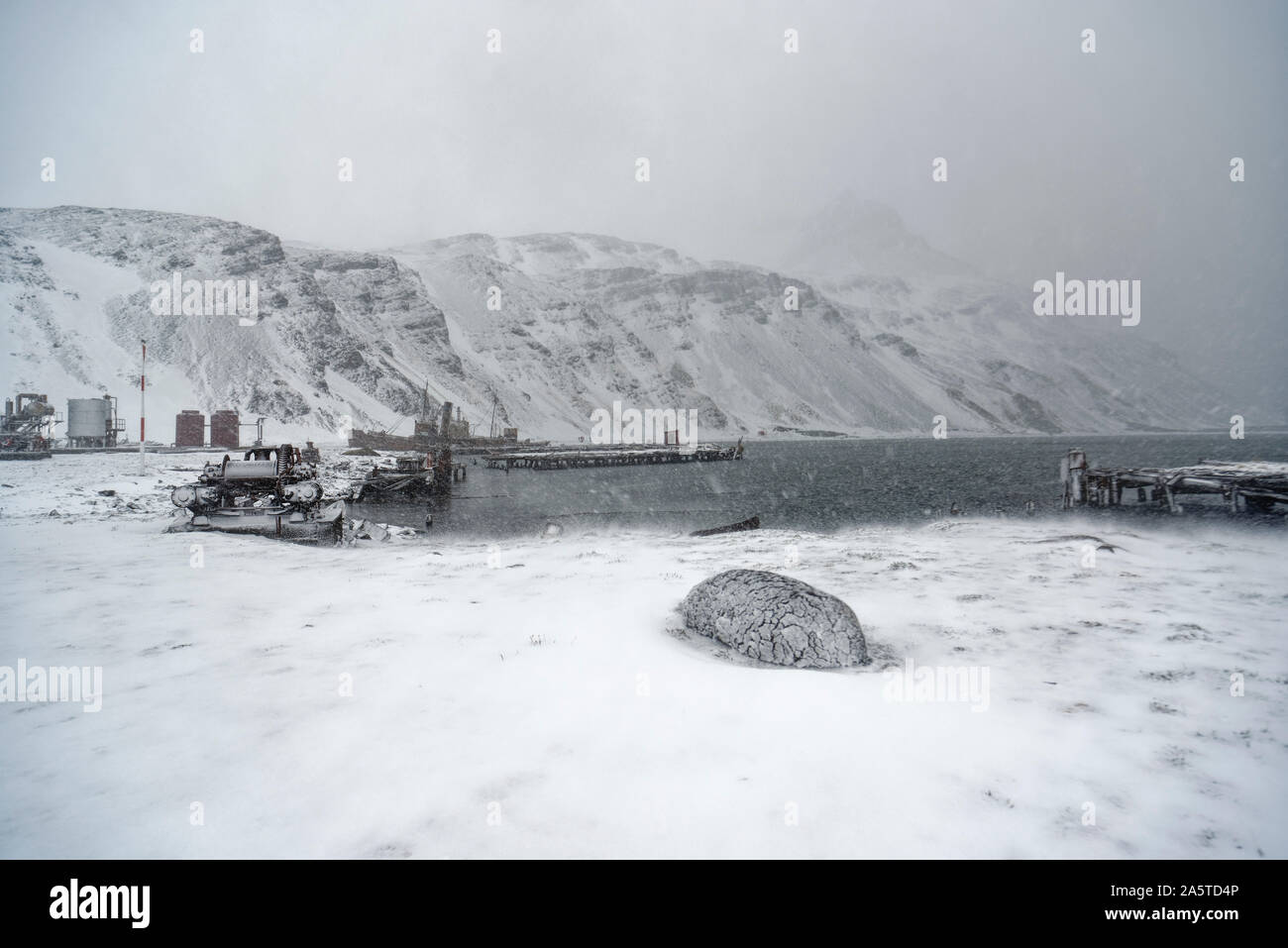 Grytviken, una estación ballenera abandonada, en un paisaje nevado mientras la nieve cae, Georgia del Sur, la Antártida Foto de stock