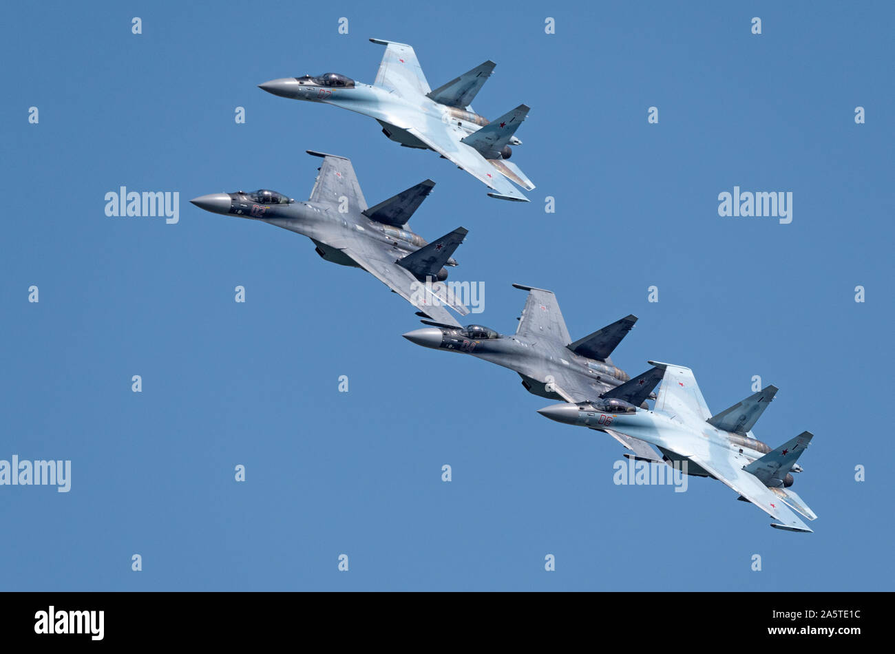 Aeródromo Zhukovsky Moscú Rusia el 31 de agosto de 2019: "equipos acrobático Halcones de Rusia' en los aviones Su-30 del salón aeroespacial internacional MAKS-2019. Foto de stock