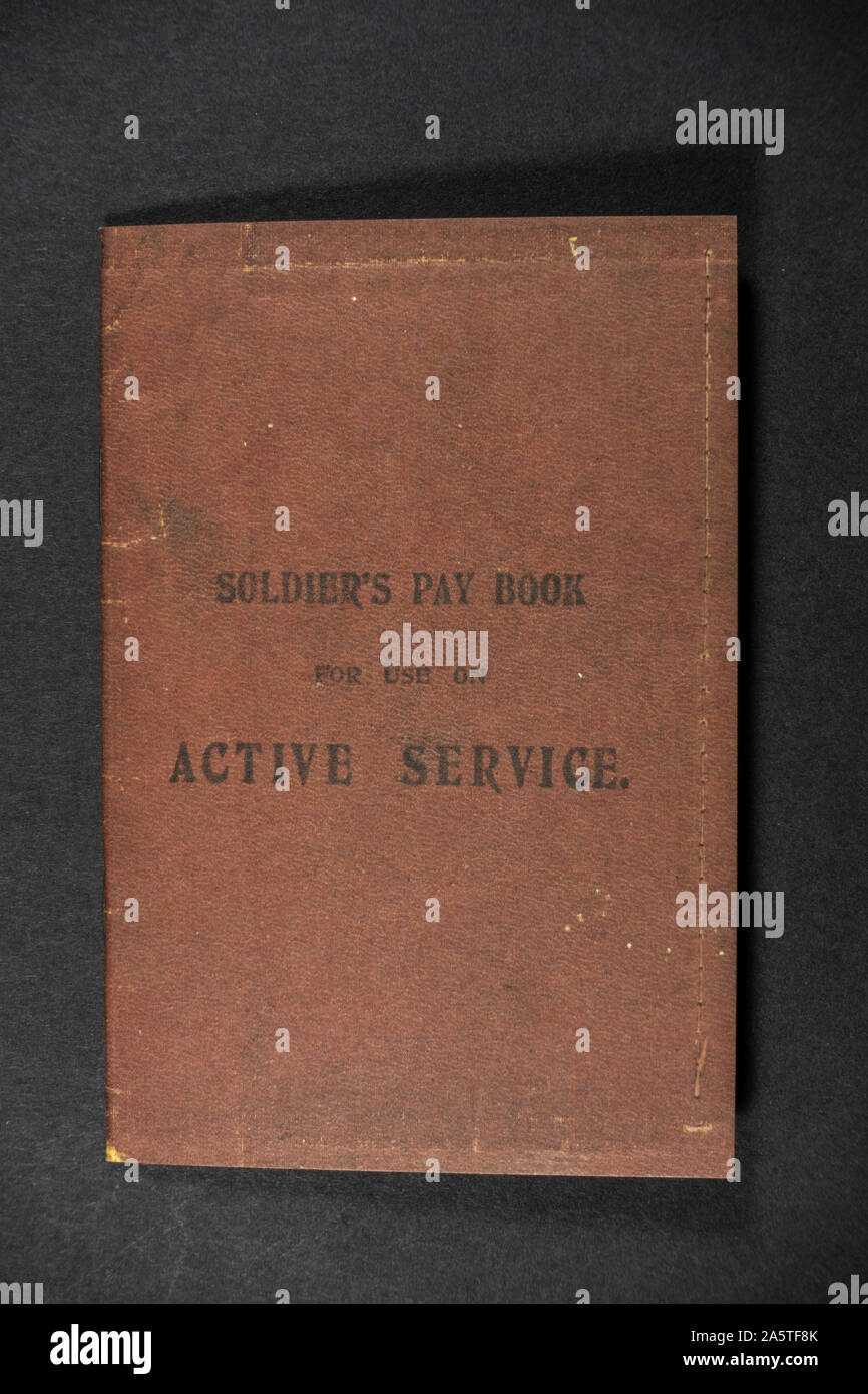 Portada de un libro de pago del soldado para uso en servicio activo, un pedazo de réplicas de objetos desde la época de la Primera Guerra Mundial. Foto de stock