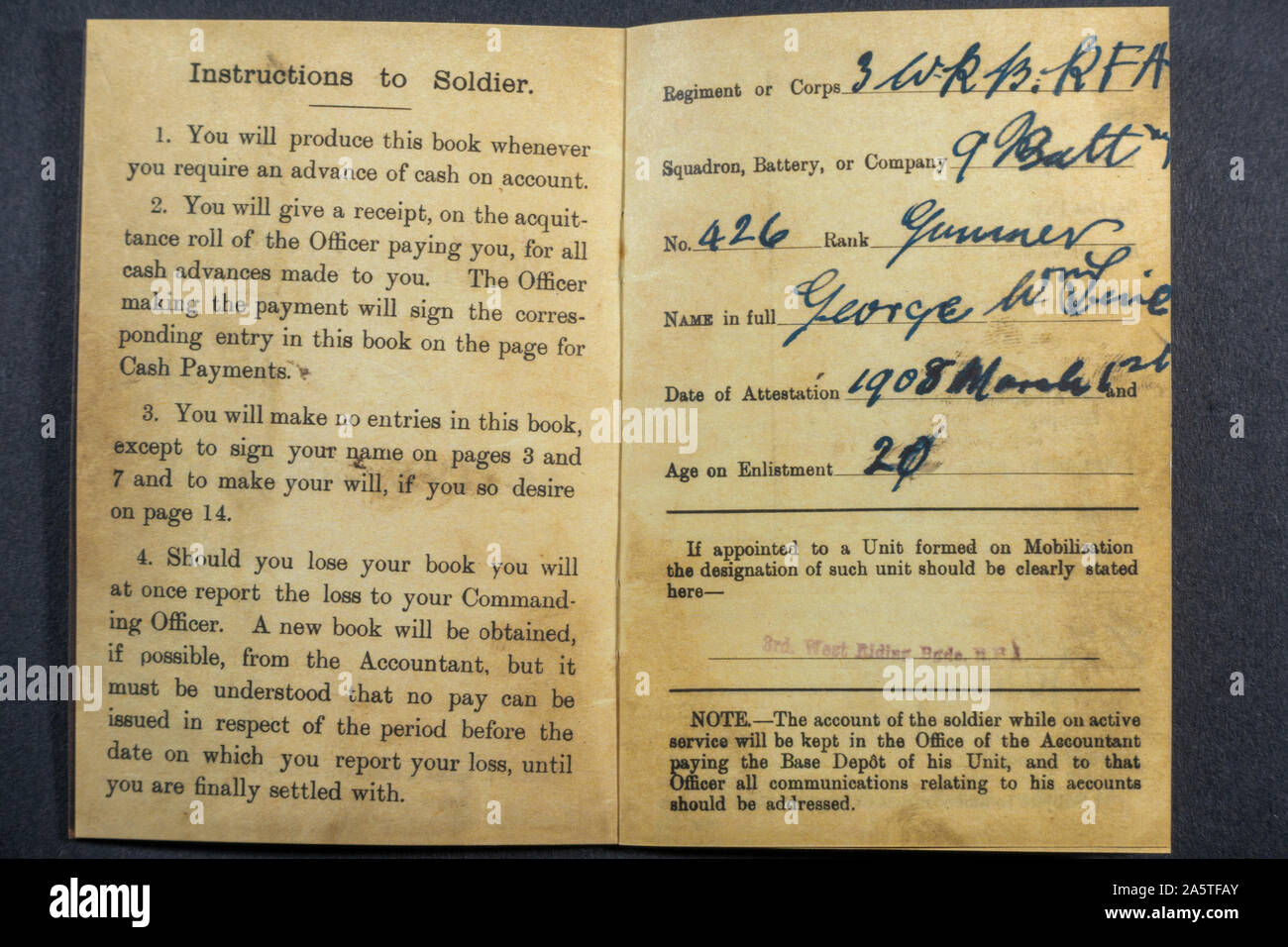 Instrucciones para el soldado dentro de un libro de pago del soldado para uso en servicio activo, un pedazo de réplicas de objetos desde la época de la Primera Guerra Mundial. Foto de stock