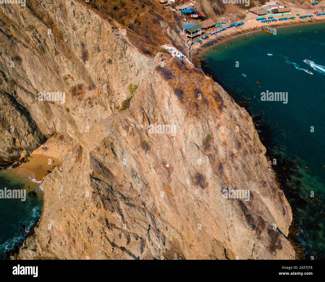 Fotografia en drone de 2 playas y un acantilado Foto de stock