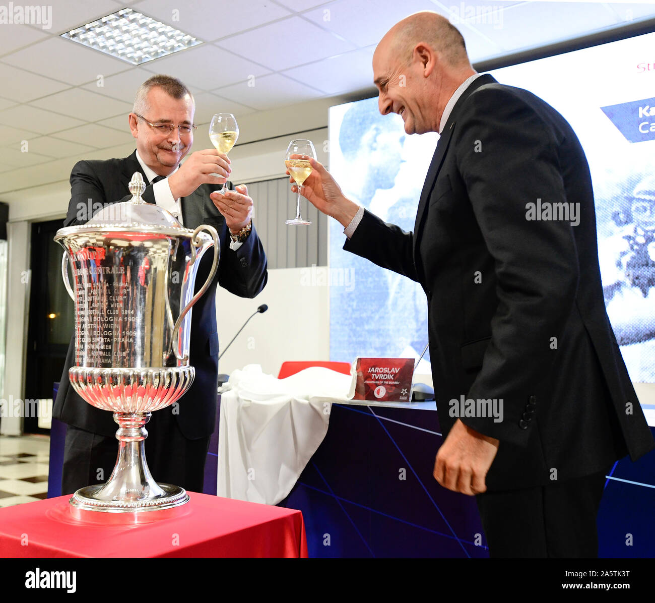 Praga, República Checa. 22 Oct, 2019. El FC Barcelona Espai Barca Barca (espacio) director Jordi Moix latas (derecha) y el Presidente de la Junta de SK Slavia Praha Jaroslav Tvrdik (izquierda) ha desvelado una réplica de la copa de la Liga de Campeones de fútbol antes de la Liga de Campeones de fútbol grupo F 3ª ronda match Slavia Praha vs FC Barcelona en el estadio Sinobo en Praga, República Checa, 22 de octubre de 2019. Crédito: Roman Vondrous/CTK Foto/Alamy Live News Foto de stock