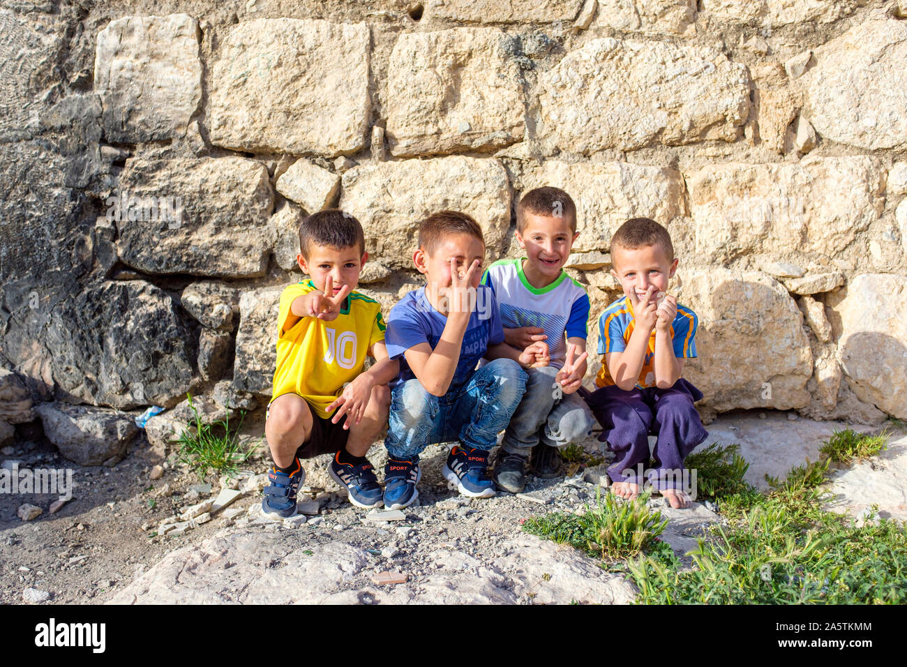 Los niños palestinos gesto haciendo que la paz o la victoria, ad-Dhahiriya, gobernación de Hebrón, en la Ribera Occidental, Palestina. Foto de stock