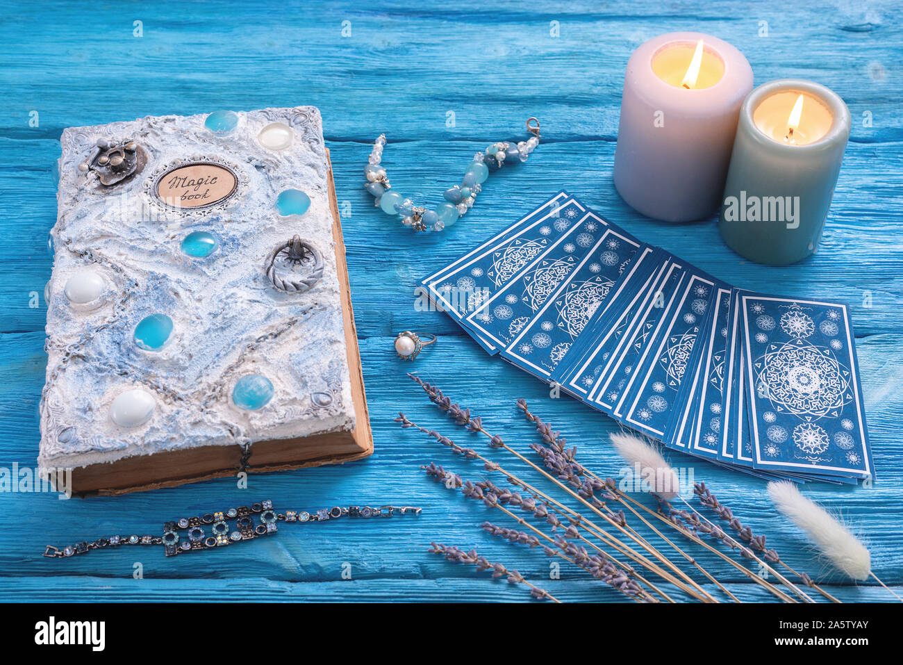Blue tarot magia blanca y cubierta del libro azul sobre el fondo de la  tabla de madera Fotografía de stock - Alamy