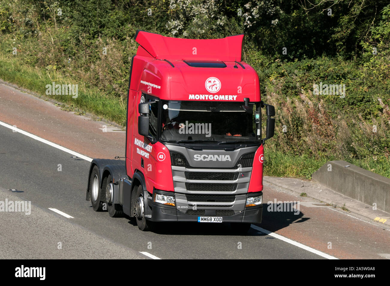 Montgomery unidad tractora. Cabina Scania rojo viajando por la autopista M6, cerca de Preston, en Lancashire, Reino Unido Foto de stock