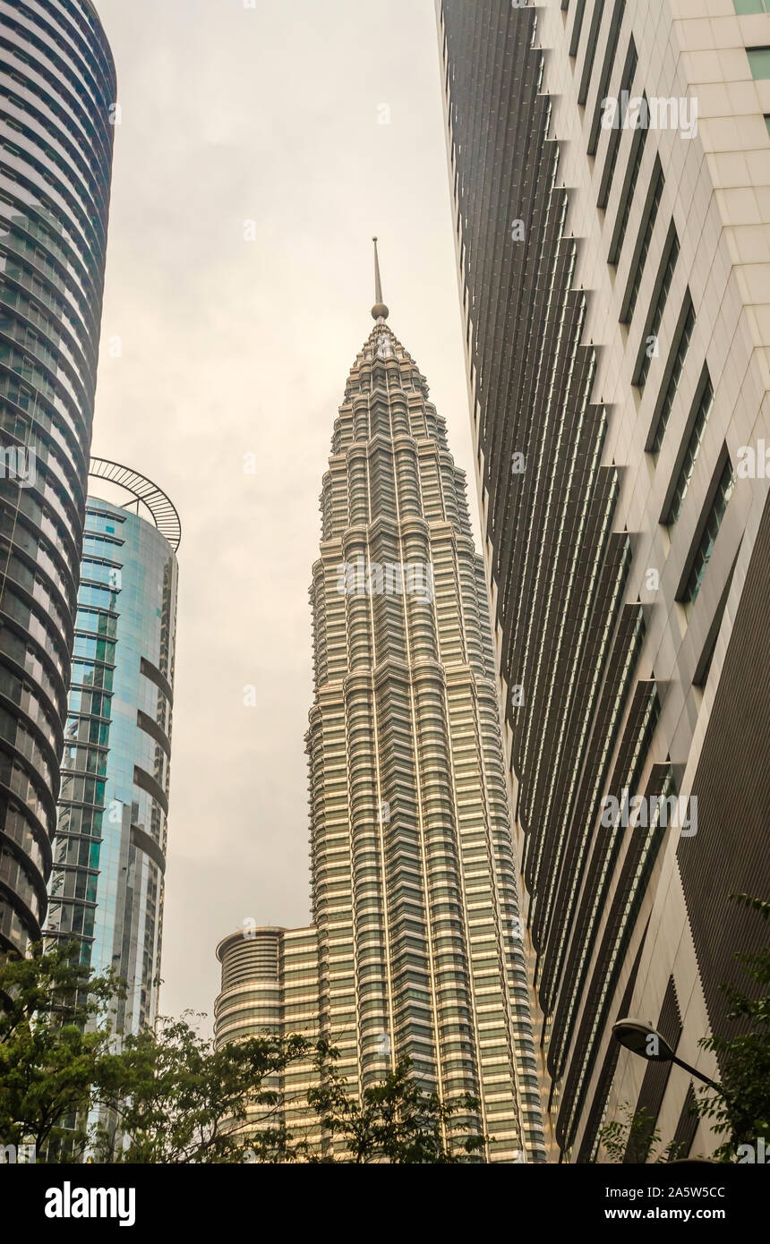 KUALA LUMPUR, MALASIA - Diciembre 19, 2018: Las Torres Petronas de fondo de rascacielos Sky rascador edificios en el distrito de negocios de Kuala Lumpur. Foto de stock