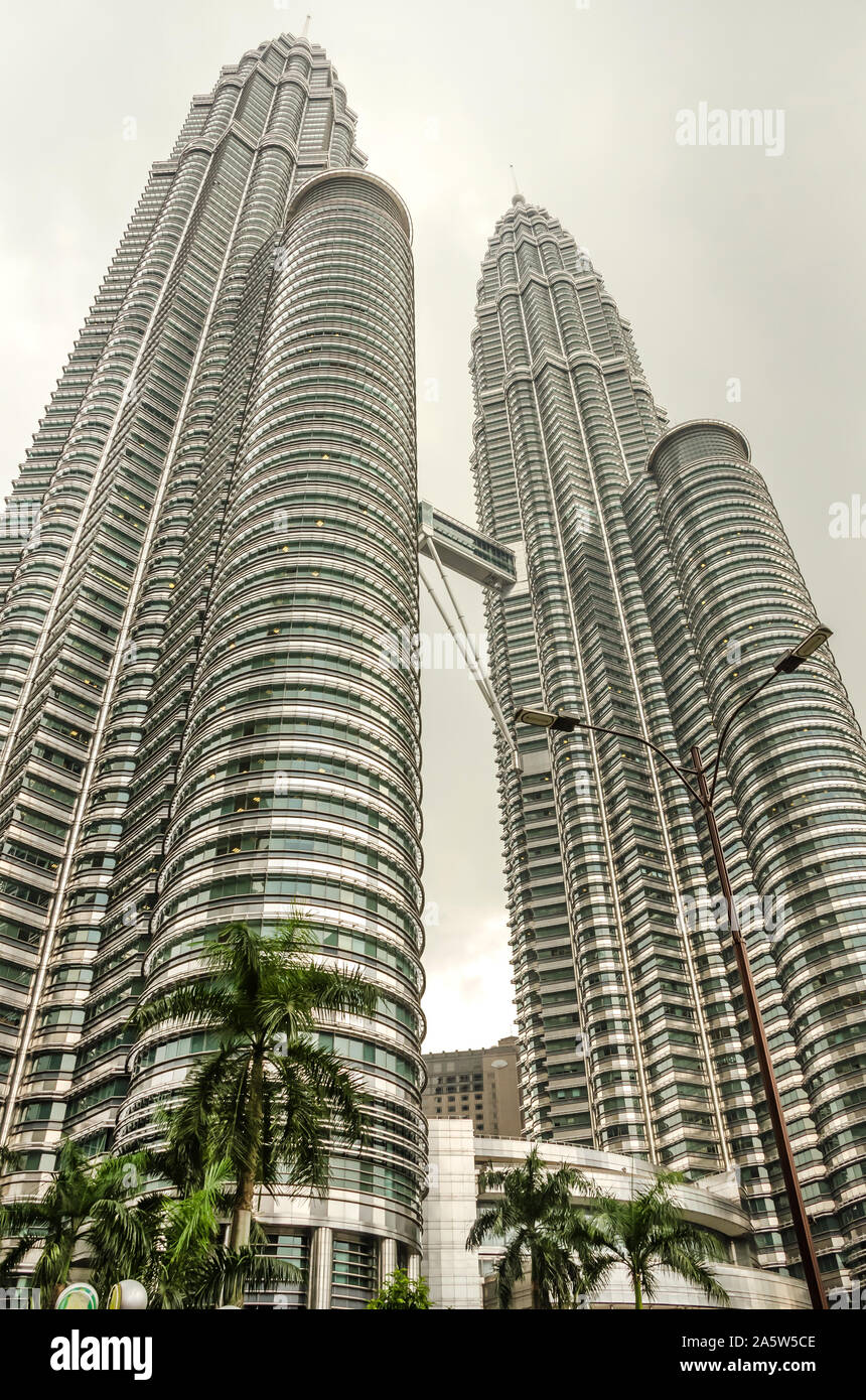 KUALA LUMPUR, MALASIA - Diciembre 19, 2018: Torres Petronas son dos rascacielos con una altura de 451.9 metros edificios más altos en el mundo hasta 2004. Foto de stock