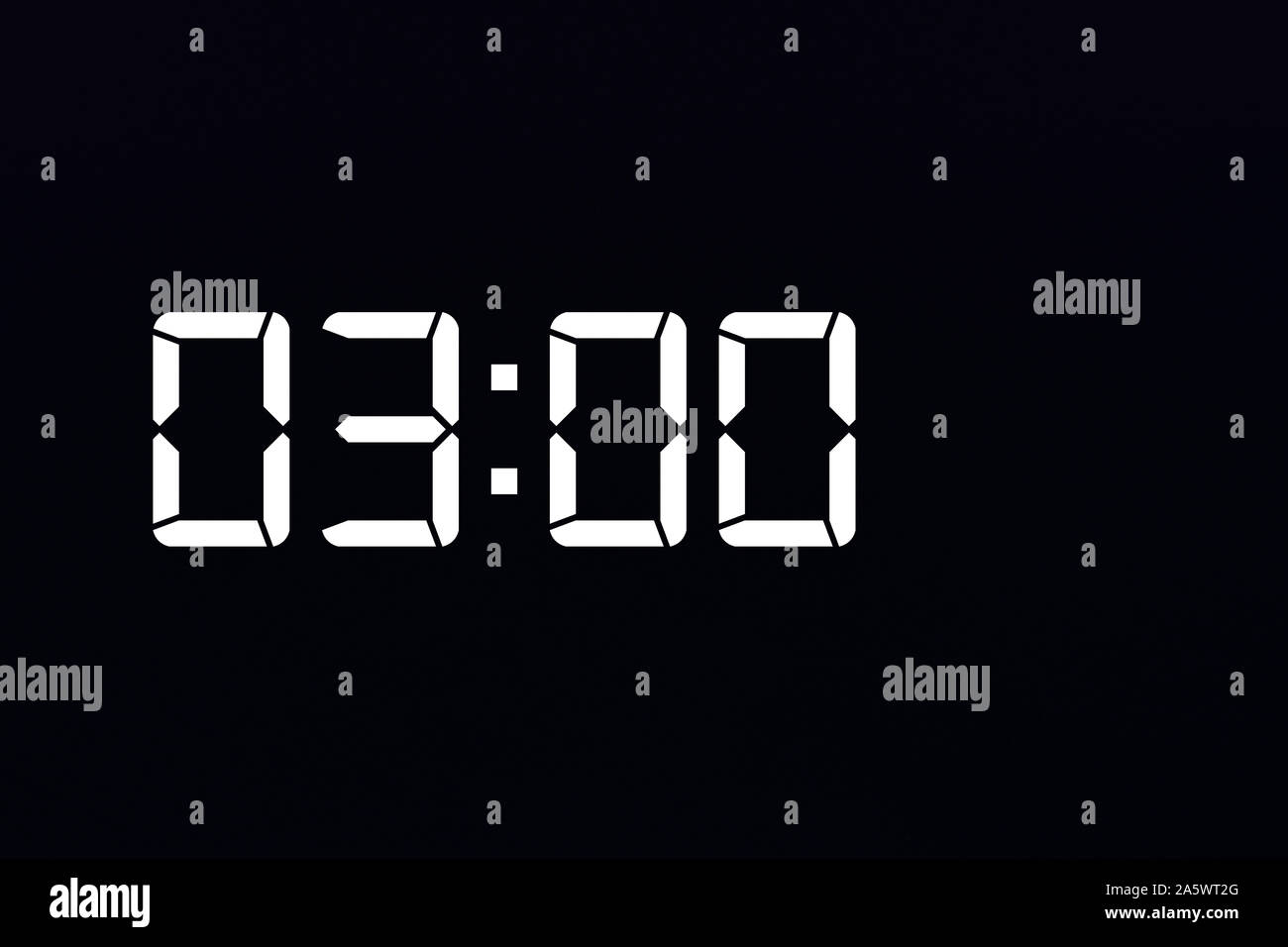 Mostrar el tiempo 03:00 reloj digital con LED blanca sobre fondo negro aislado Foto de stock