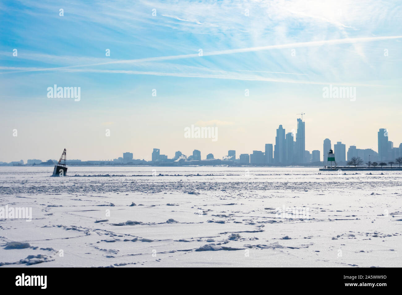 Un boya en un Frozen Lake Michigan en Chicago con el horizonte después de un Vórtice Polar Foto de stock