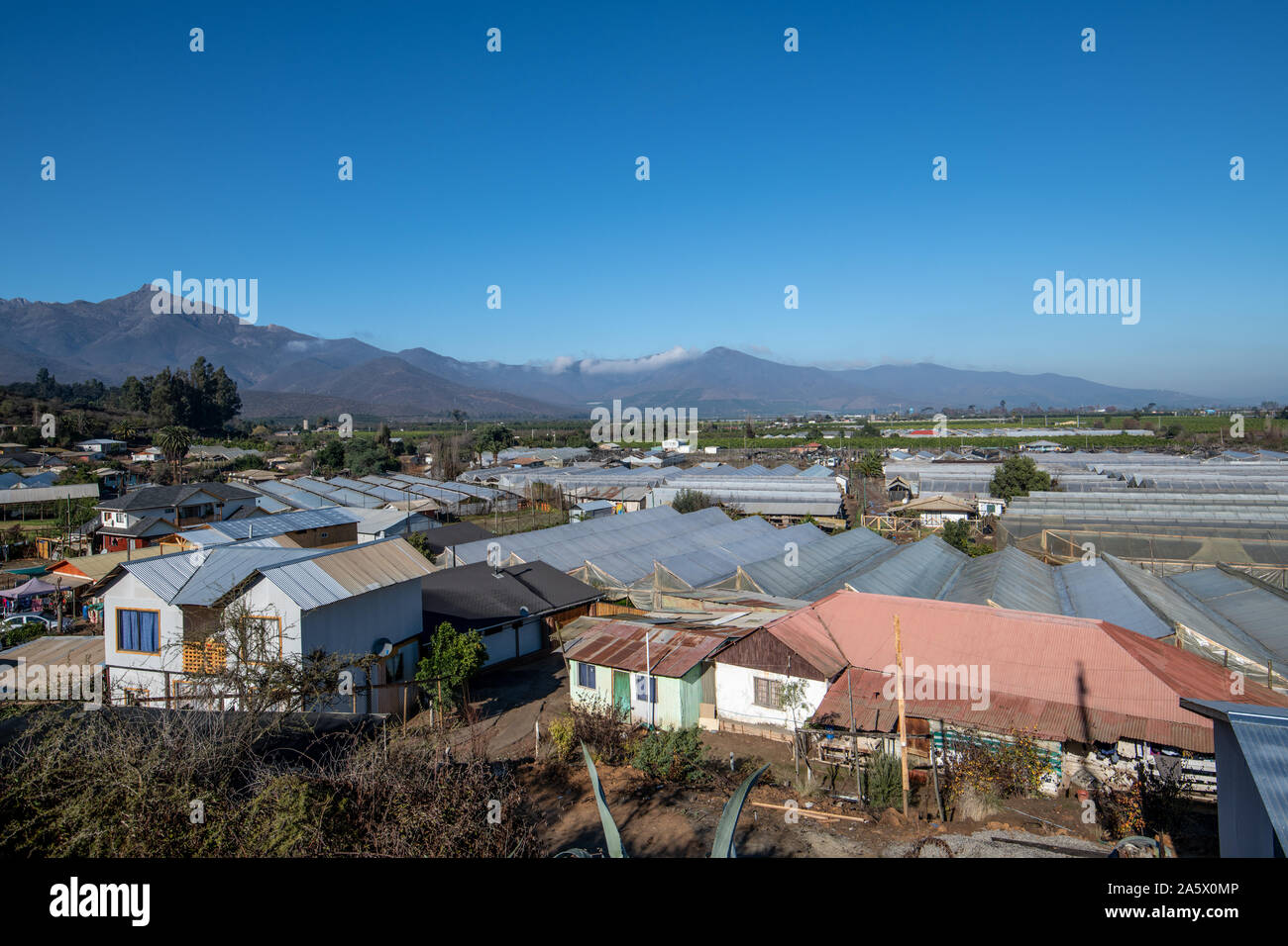 Una pequeña comunidad agrícola ubicado debajo de una cordillera, La Serena, Chile Foto de stock