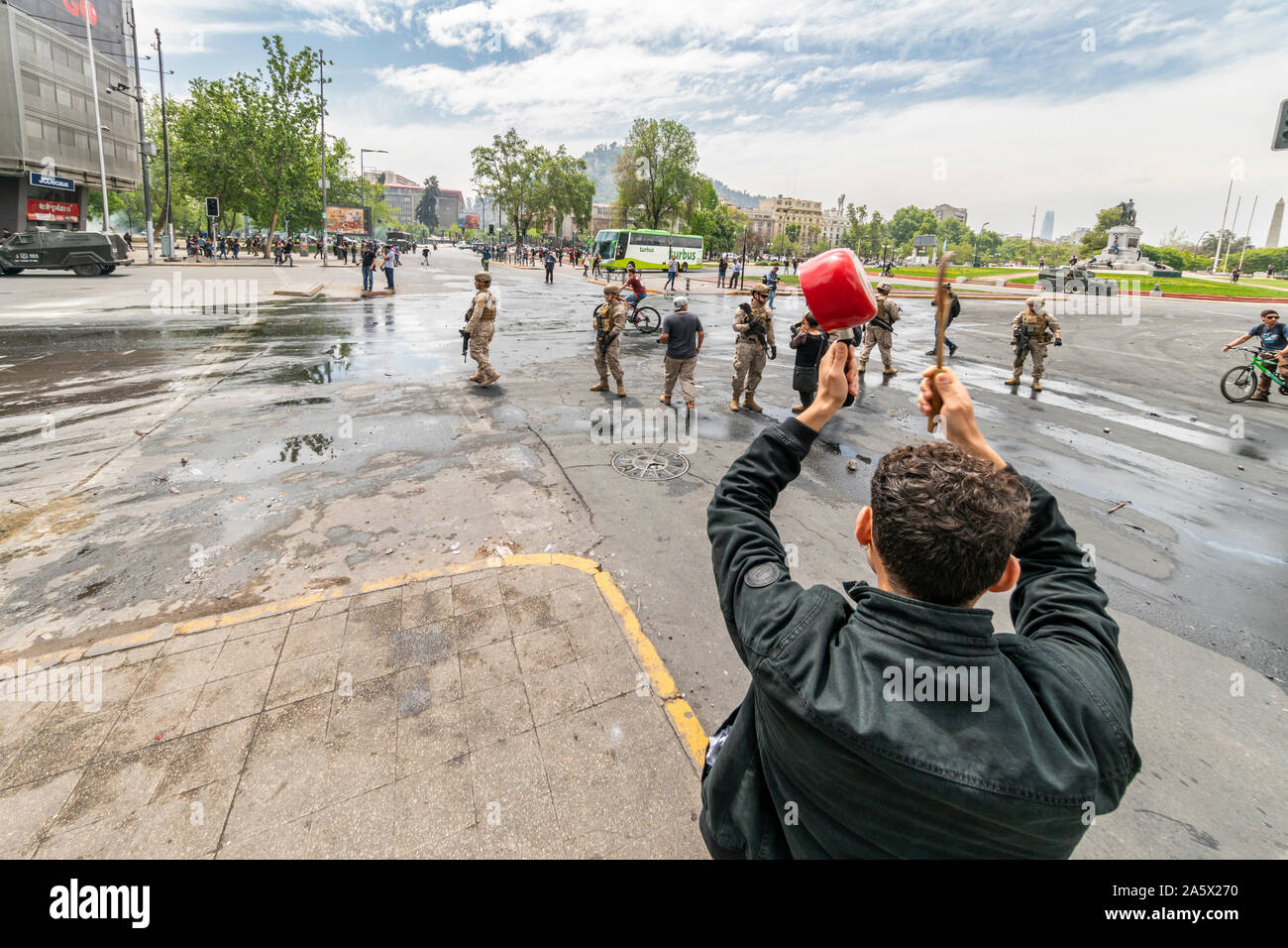 Cazuela, pueblo pacífico golpeando cacerolas en Santiago de Cazuela, pueblo pacífico golpeando cacerolas en Santiago de
