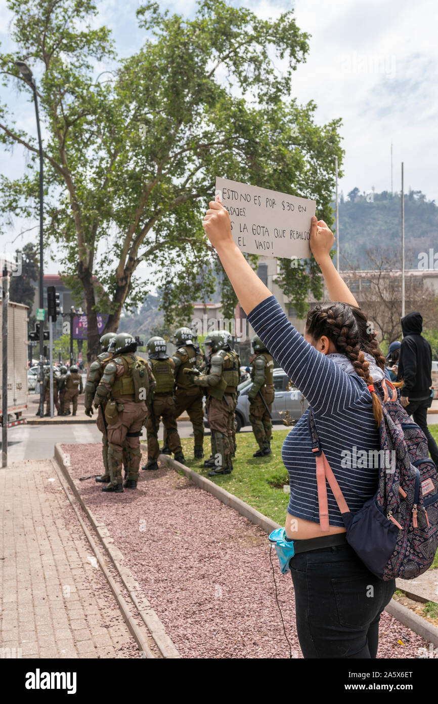 Cazuela, pueblo pacífico golpeando cacerolas en Santiago de Cazuela, pueblo pacífico golpeando cacerolas en Santiago de
