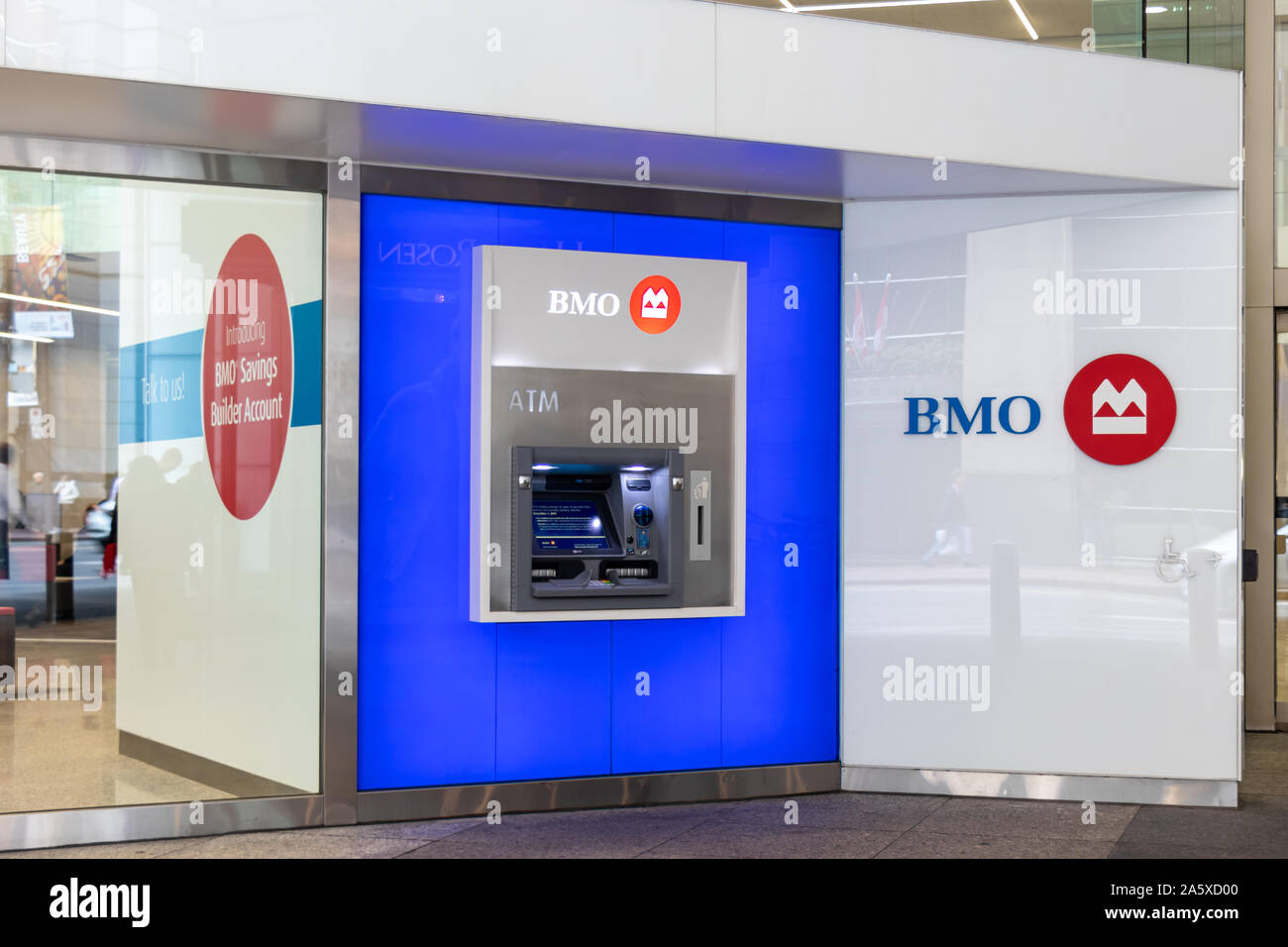 BMO (Banco de Montreal) ATM en la base del primer lugar canadiense en Toronto. Foto de stock