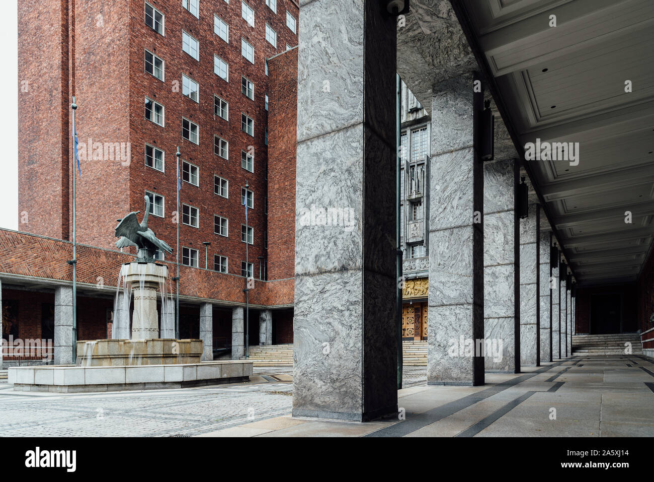 Oslo, Noruega - Agosto 11, 2019: el Ayuntamiento de Oslo. Alberga el ayuntamiento. Es el asiento de la ceromony del Premio Nobel de la paz cada año. Foto de stock