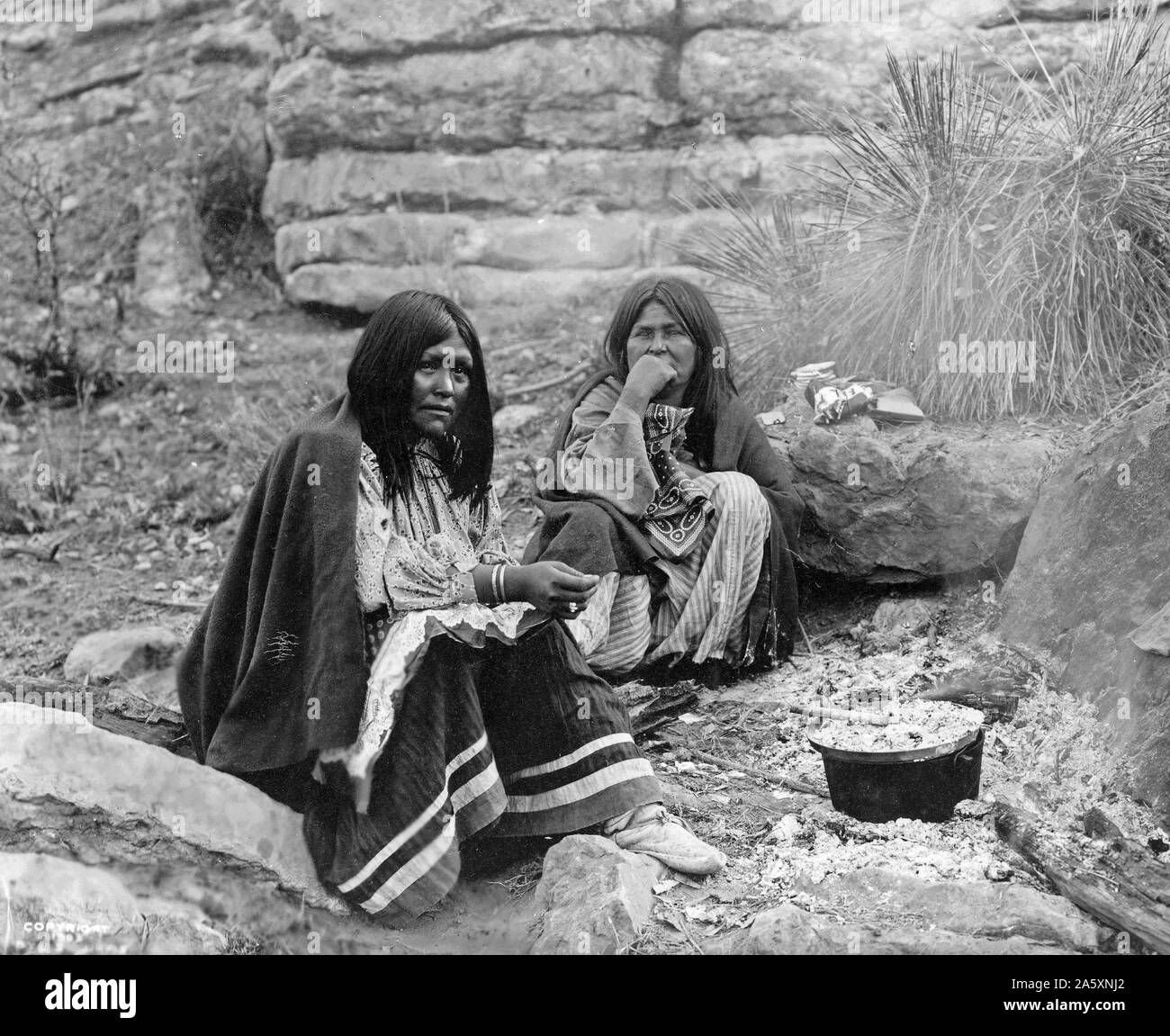 Mujeres indígenas cocinando Imágenes de stock en blanco y negro Alamy