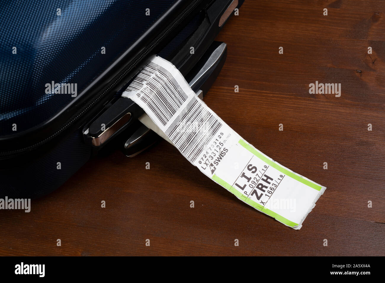 Una etiqueta de equipaje se embarcó en un avión de la aerolínea Swiss  Fotografía de stock - Alamy