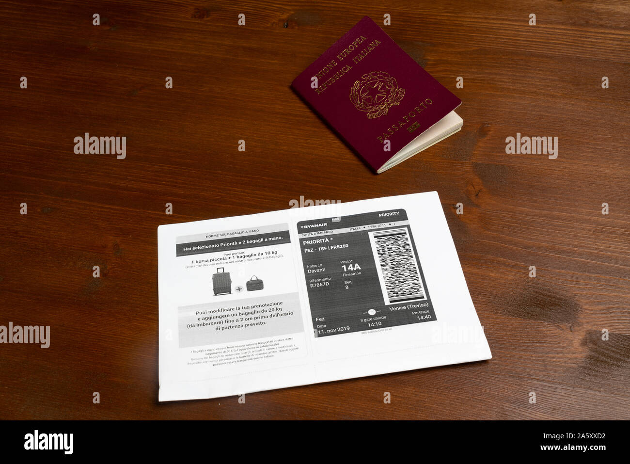 La tarjeta de embarque de la compañía aérea Ryanair y pasaporte italiano  Fotografía de stock - Alamy