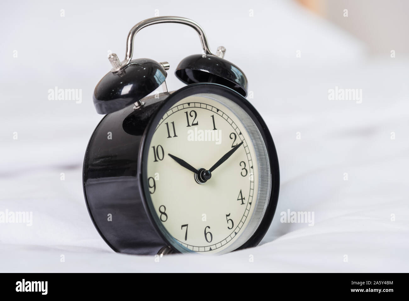 Negro reloj alarma a las 8 am en la cama para despertarse Fotografía de  stock - Alamy