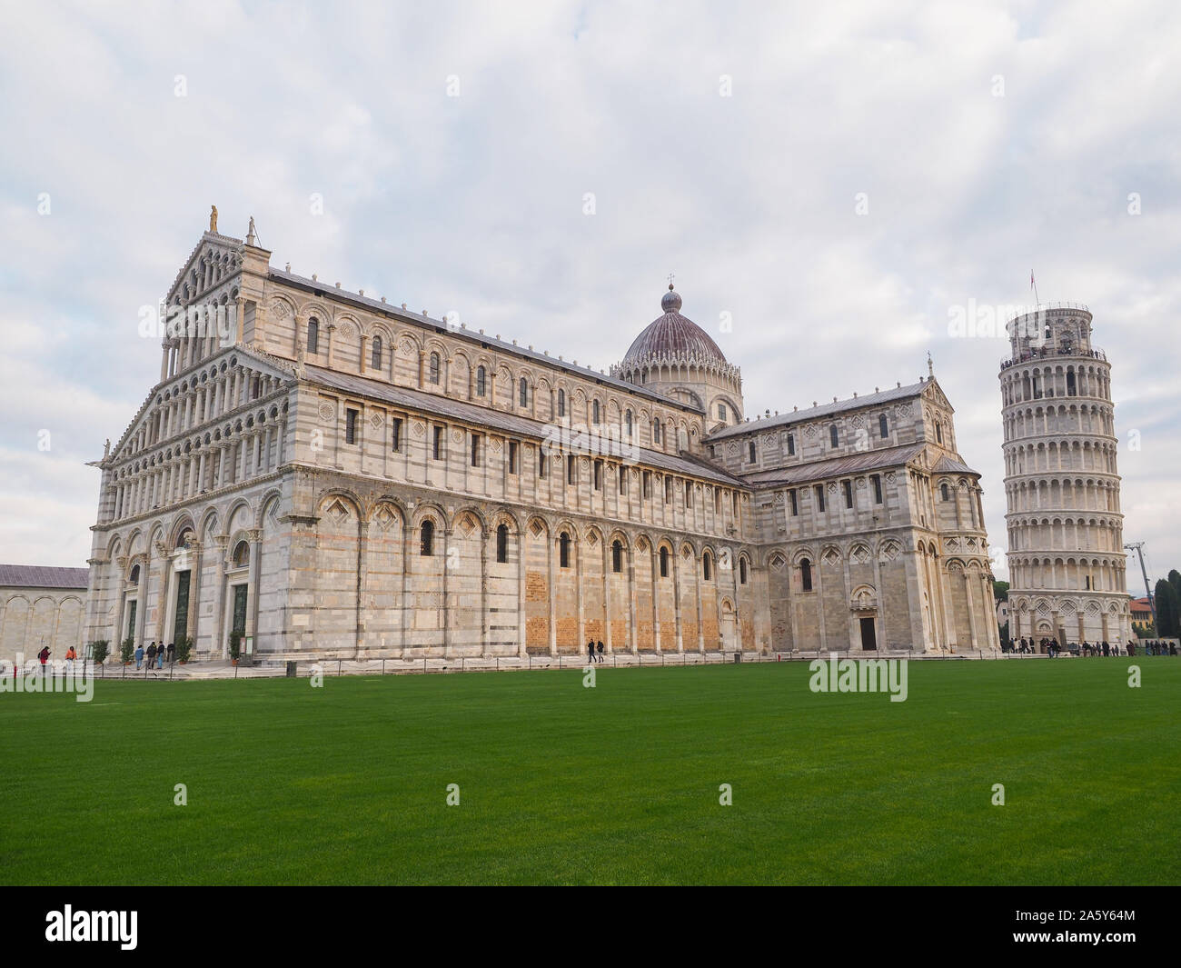 Centro histórico de Pisa. Catedral o Duomo di Santa Maria Assunta y la famosa Torre Inclinada o autoestables campanile. Vista de la Piazza dei Miracoli. Foto de stock