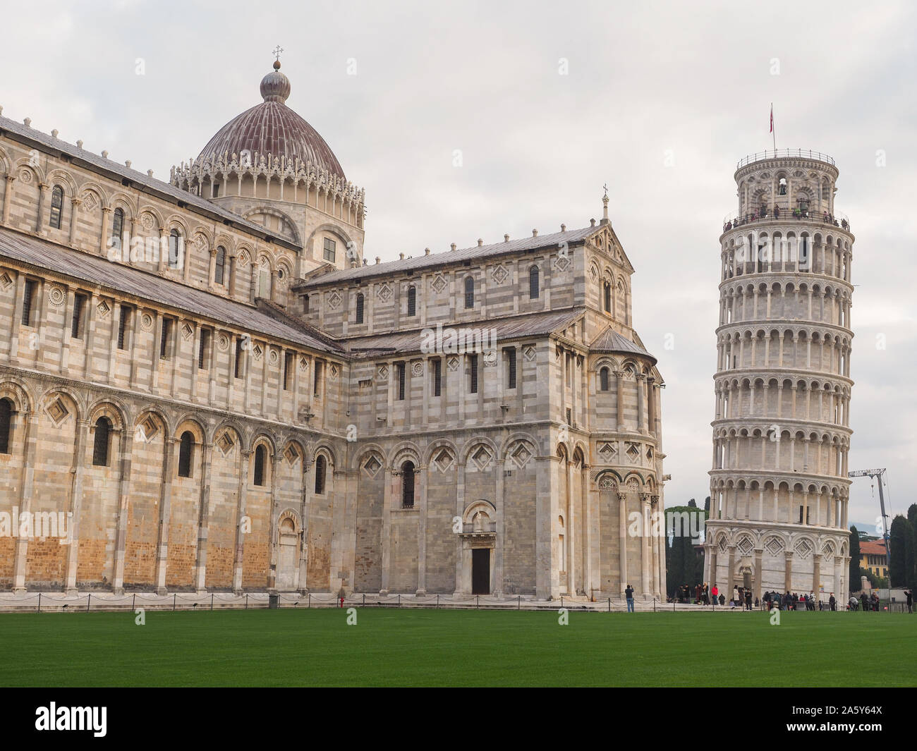 Famosa Torre campanario independiente de Pisa y la gran Catedral Católica romana medieval, el Duomo di Santa Maria Assunta en la Piazza dei Miracoli Foto de stock