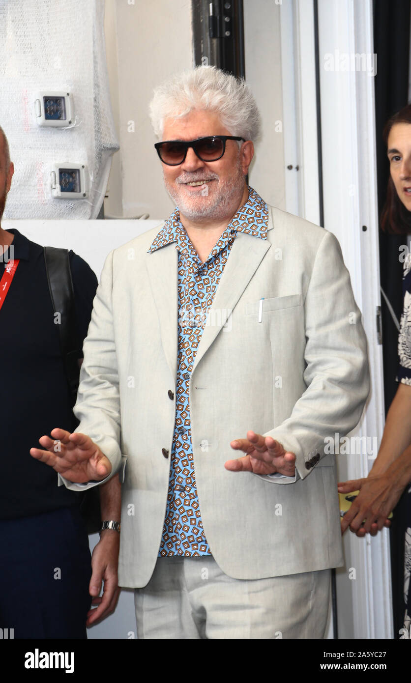 Venecia, Italia - Agosto 29,2019: Pedro Almodóvar atiende un photocall como él recibe el León de Oro en el 76º Festival Internacional de Cine de Venecia Foto de stock