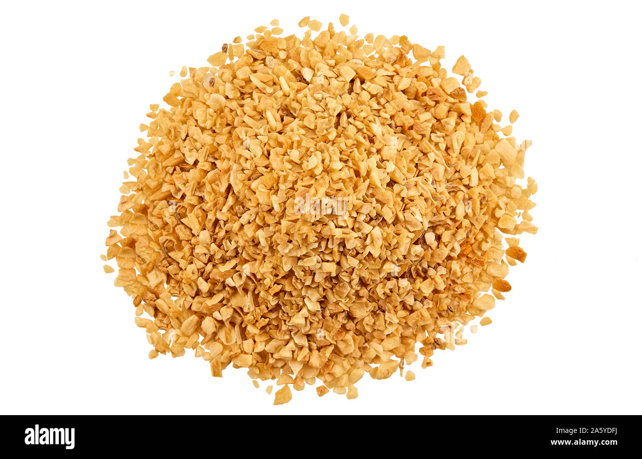 Una pequeña porción de ajo triturado aislado sobre fondo blanco con